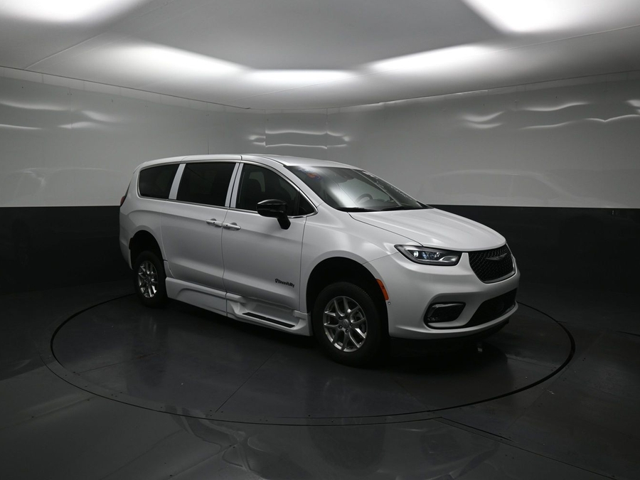 White Chrysler Pacifica image number 16