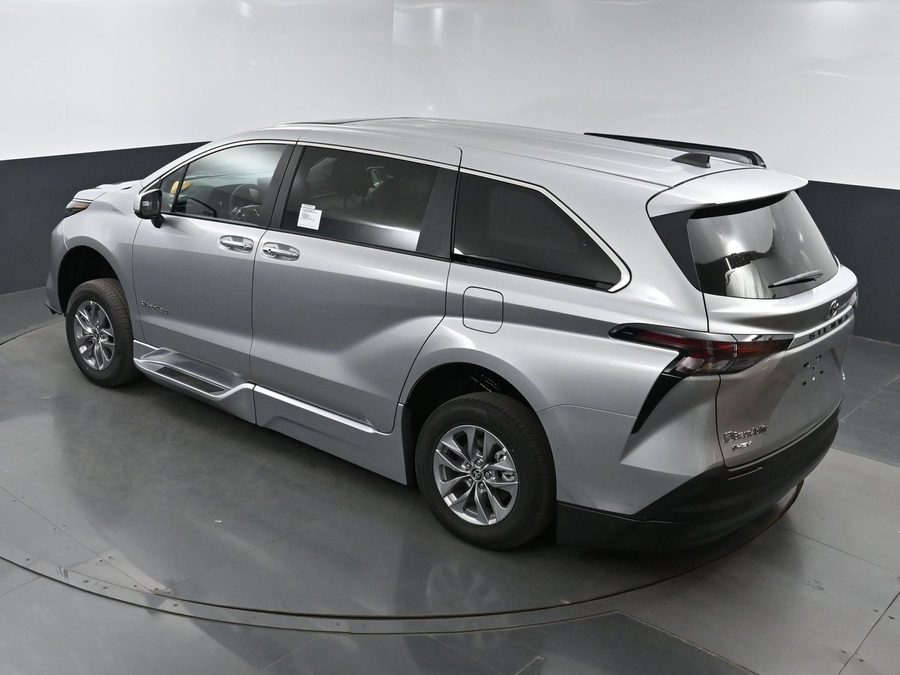 New 2025 Toyota Sienna Hybrid XLE Base - BraunAbility Side Entry Entry In Floor Automatic Ramp