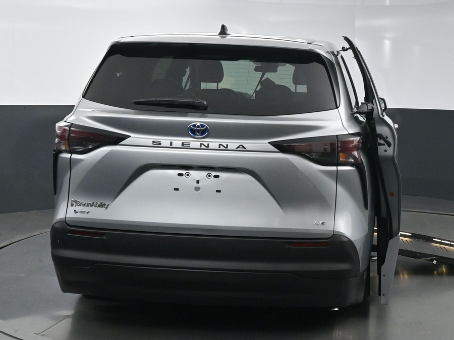 New 2025 Toyota Sienna Hybrid LE - BraunAbility Side Entry Entry Fold Out Automatic Ramp