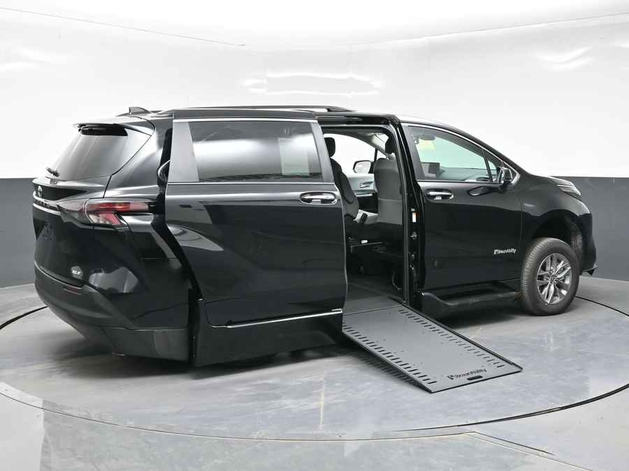 Black Toyota Sienna image number 4