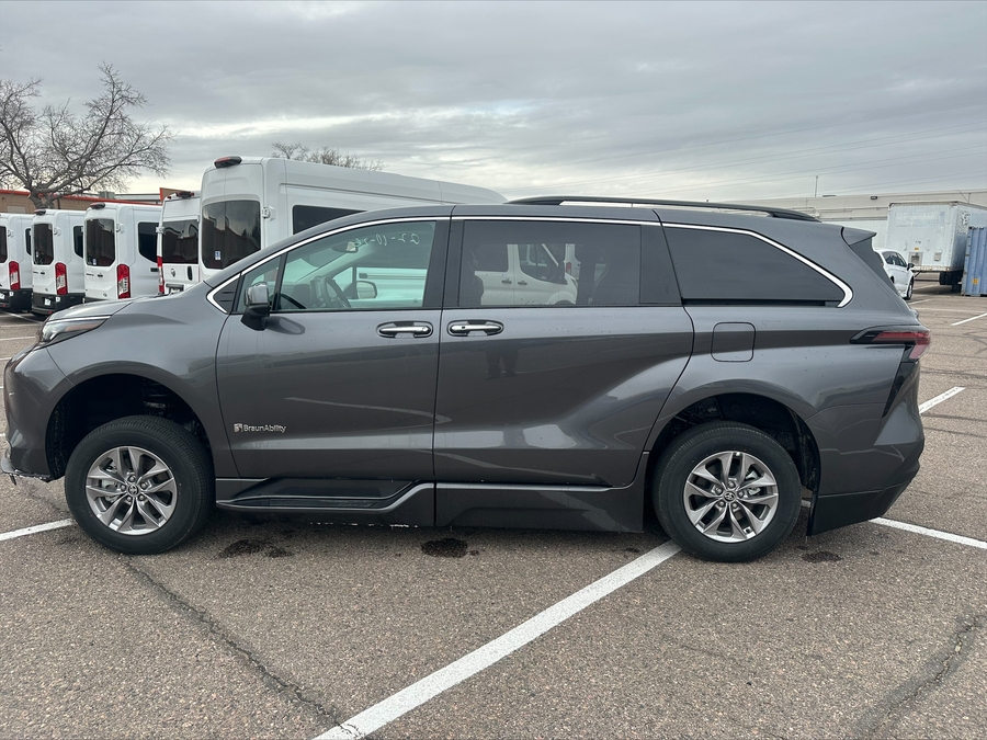 Grey Toyota Sienna image number 7