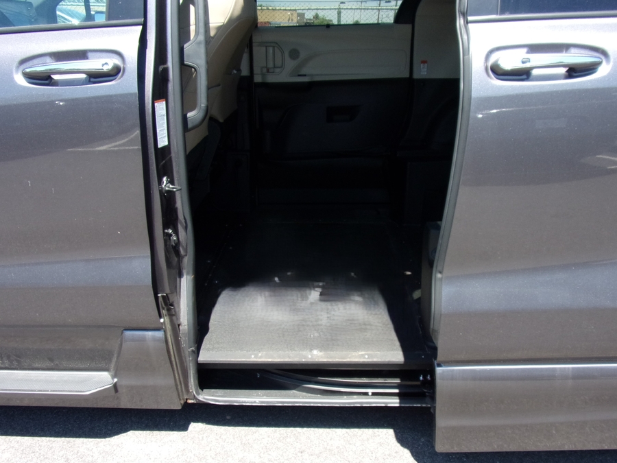 2021 Toyota Sienna XLE - Photo 17