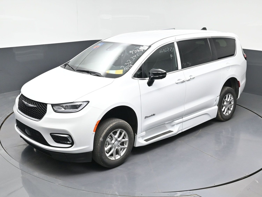 White Chrysler Pacifica image number 19