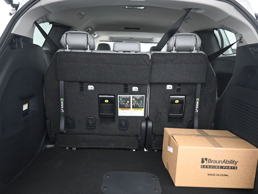 White Toyota Sienna image number 11