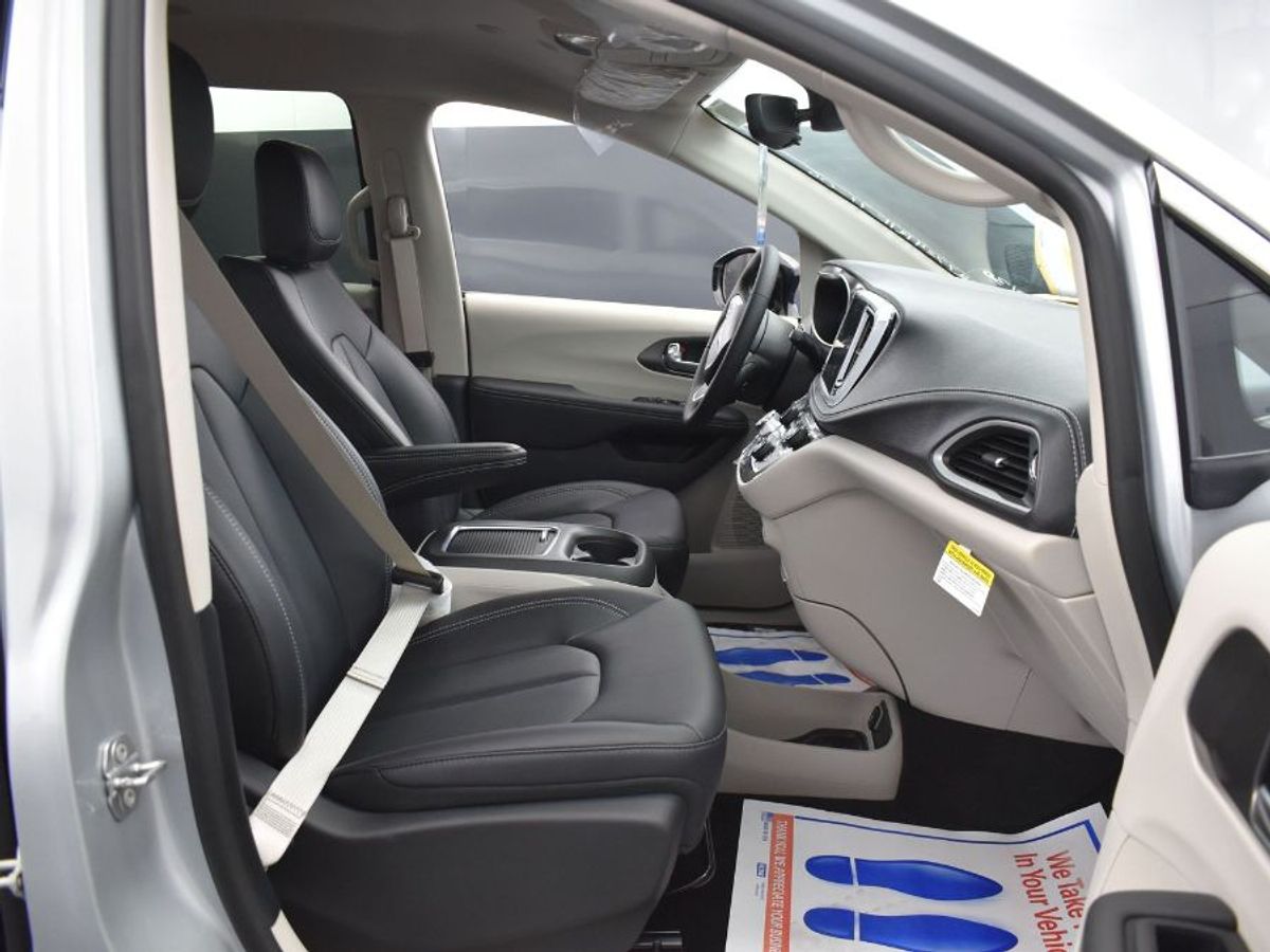 Silver Chrysler Pacifica image number 1