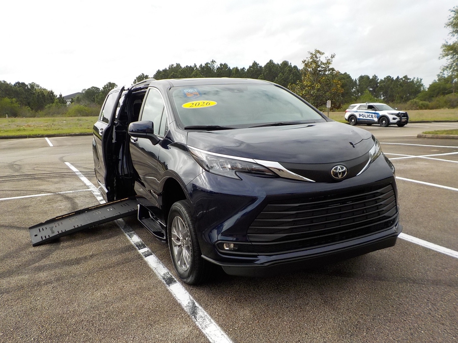 Blue Toyota Sienna image number 23