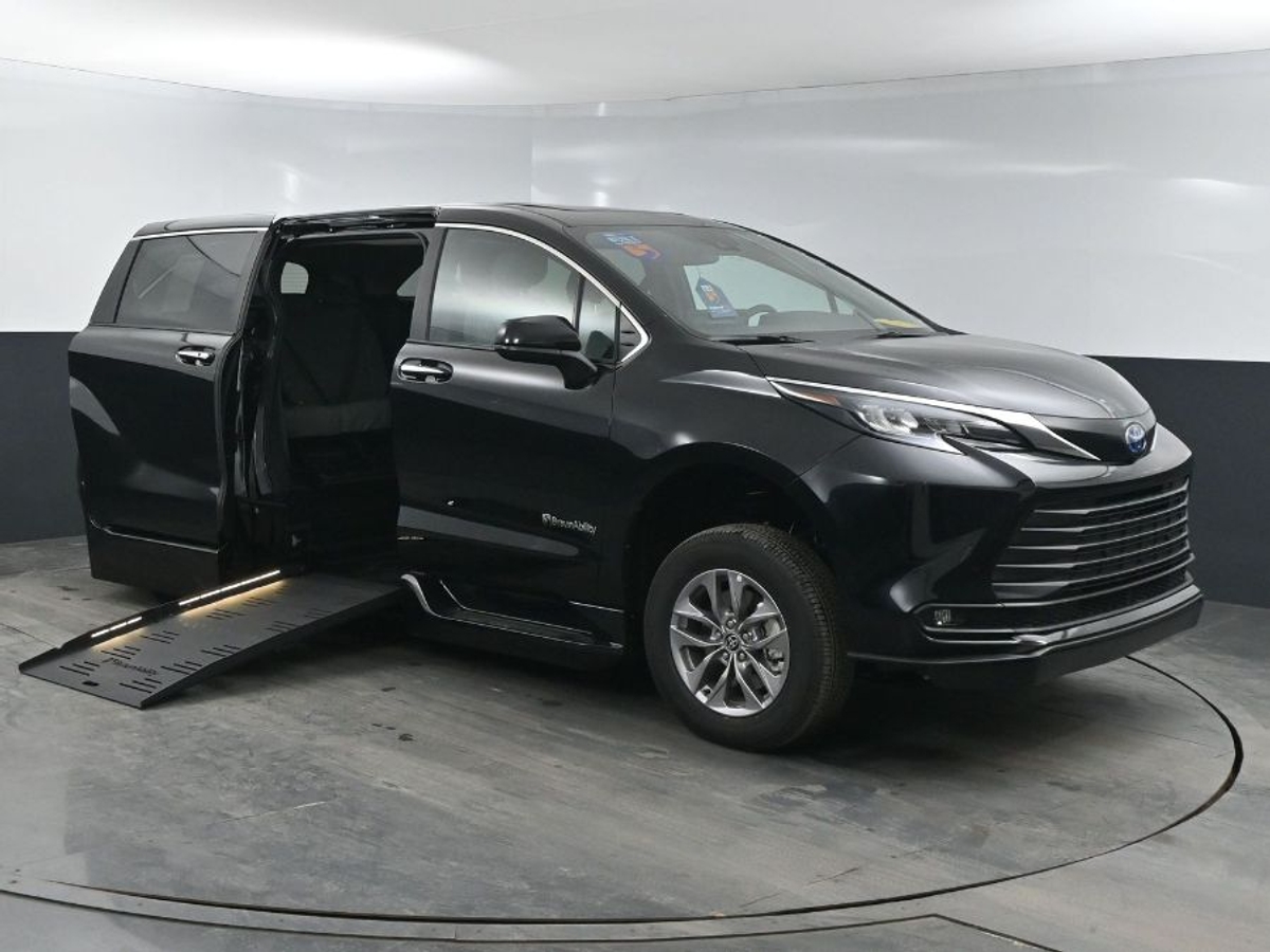 2025 TOYOTA SIENNA - Image 2