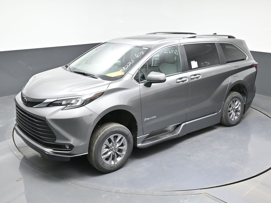 Grey Toyota Sienna image number 20