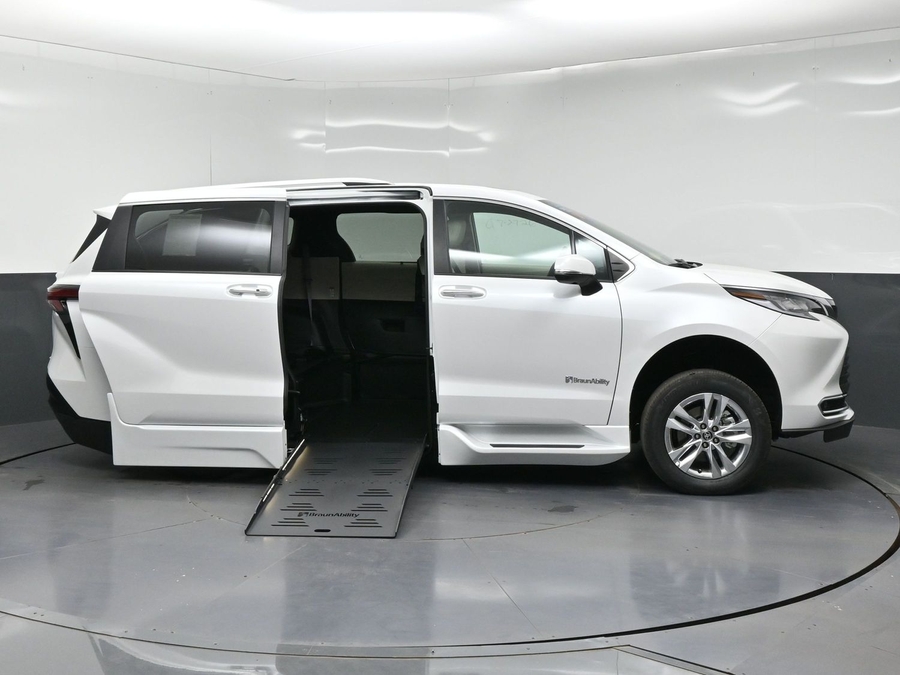 New 2026 Toyota Sienna Hybrid Limited - BraunAbility Side Entry Fold Out Automatic Ramp