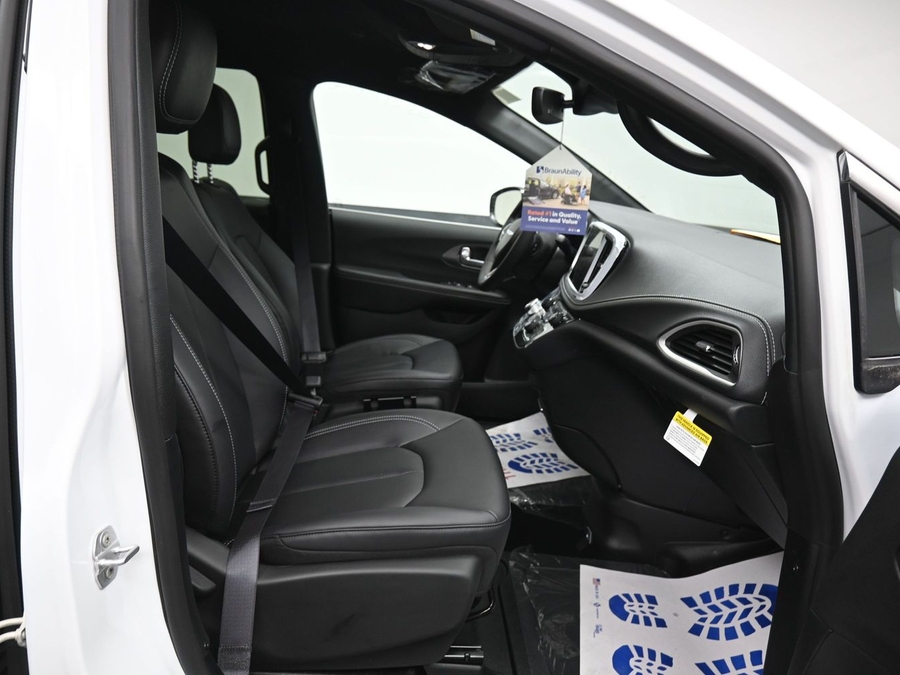 White Chrysler Pacifica image number 3