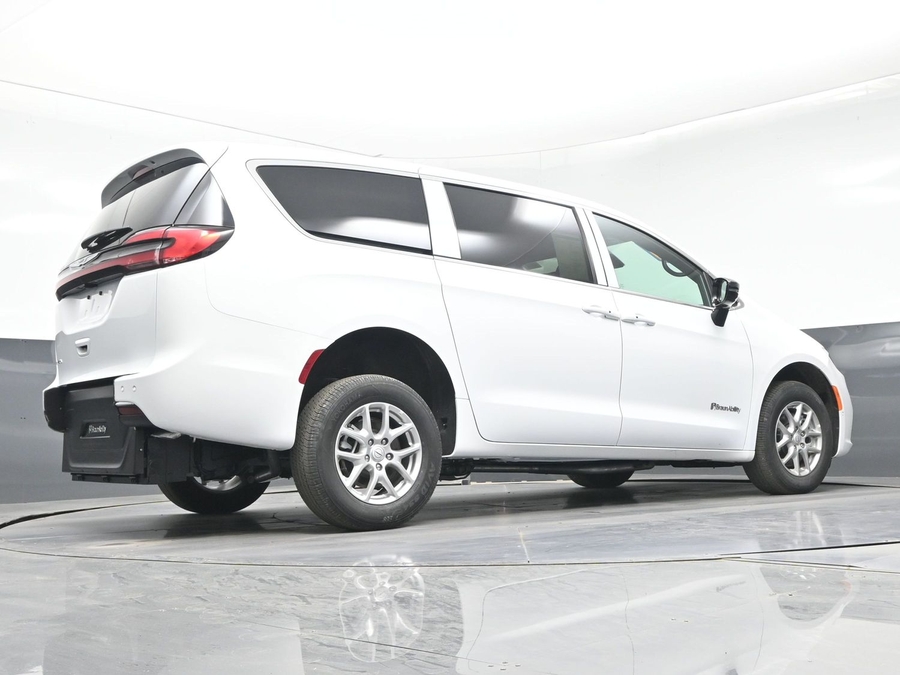 White Chrysler Pacifica image number 20