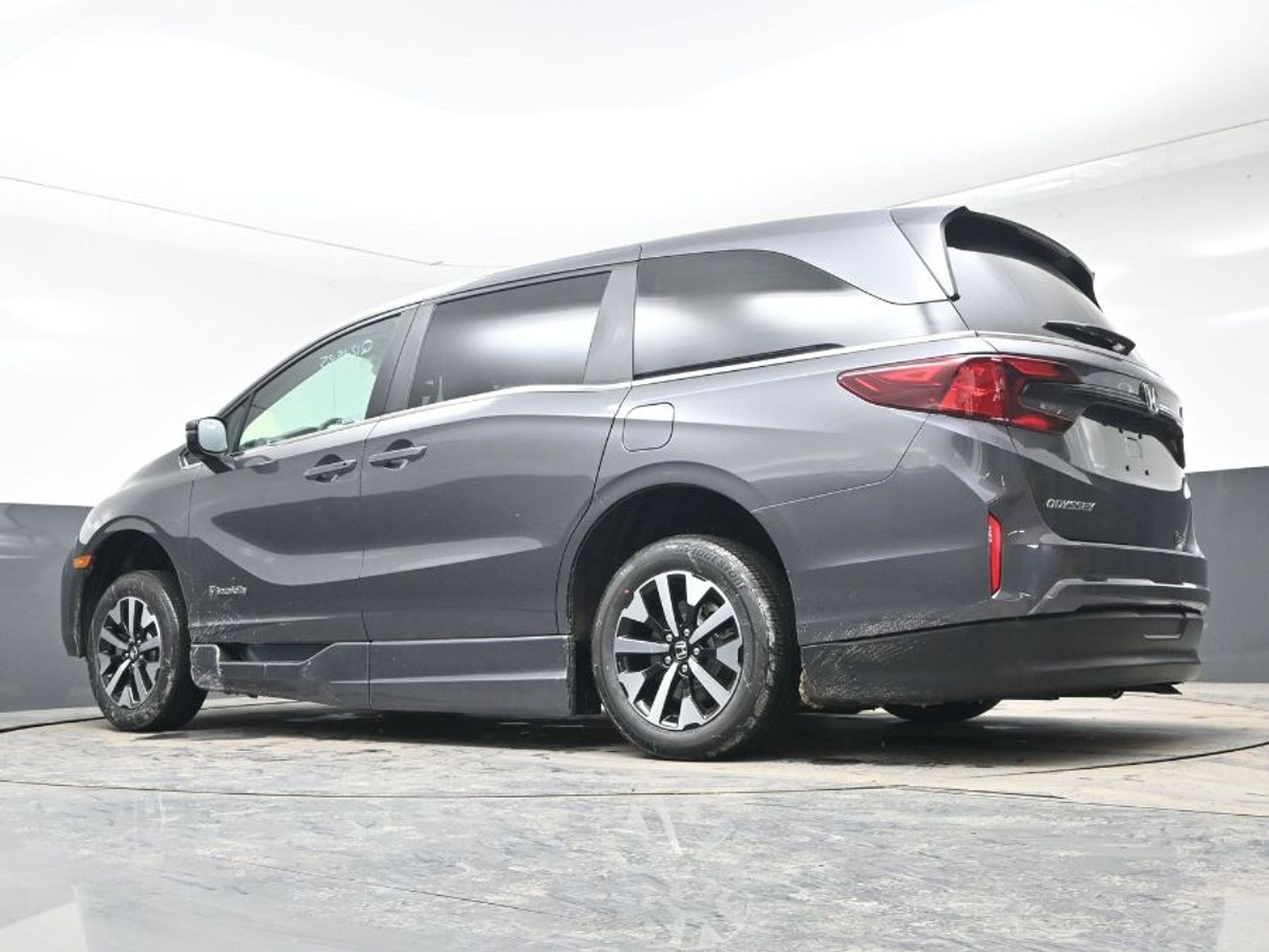 Grey Honda Odyssey image number 19