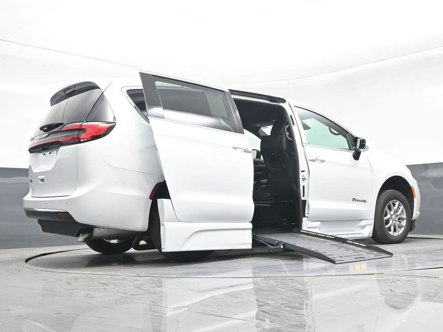 New 2026 Chrysler Pacifica Select Safety - BraunAbility Side Entry Entry Fold Out Automatic Ramp