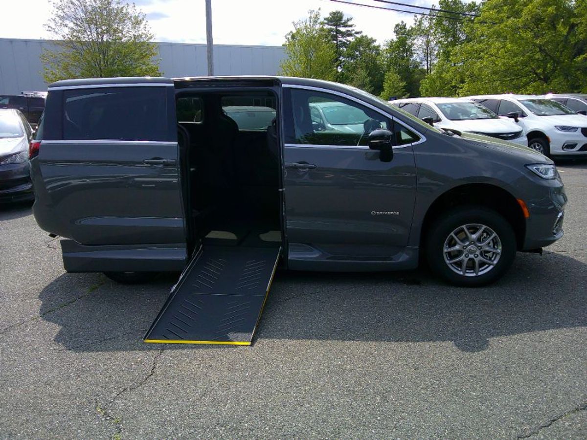 2025 Chrysler Pacifica Select's photo