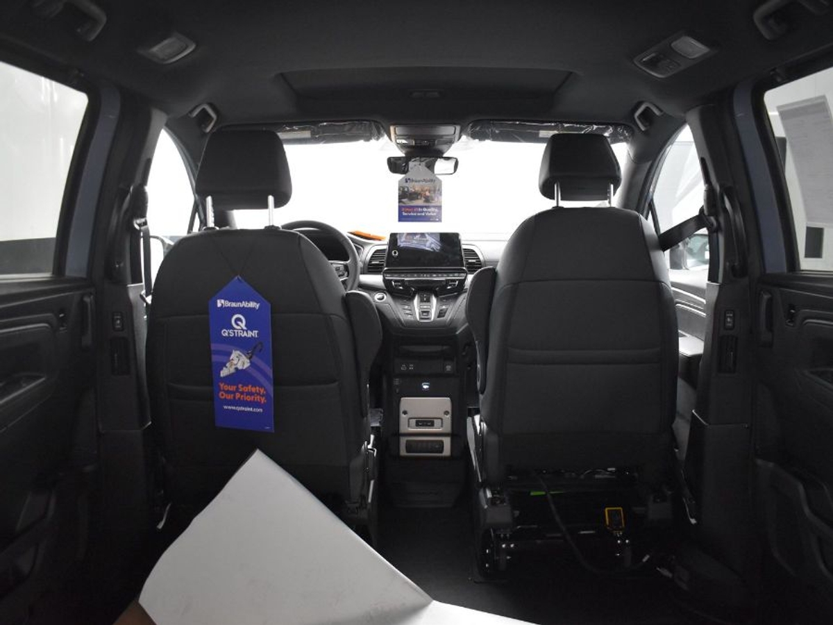 Grey Honda Odyssey image number 14