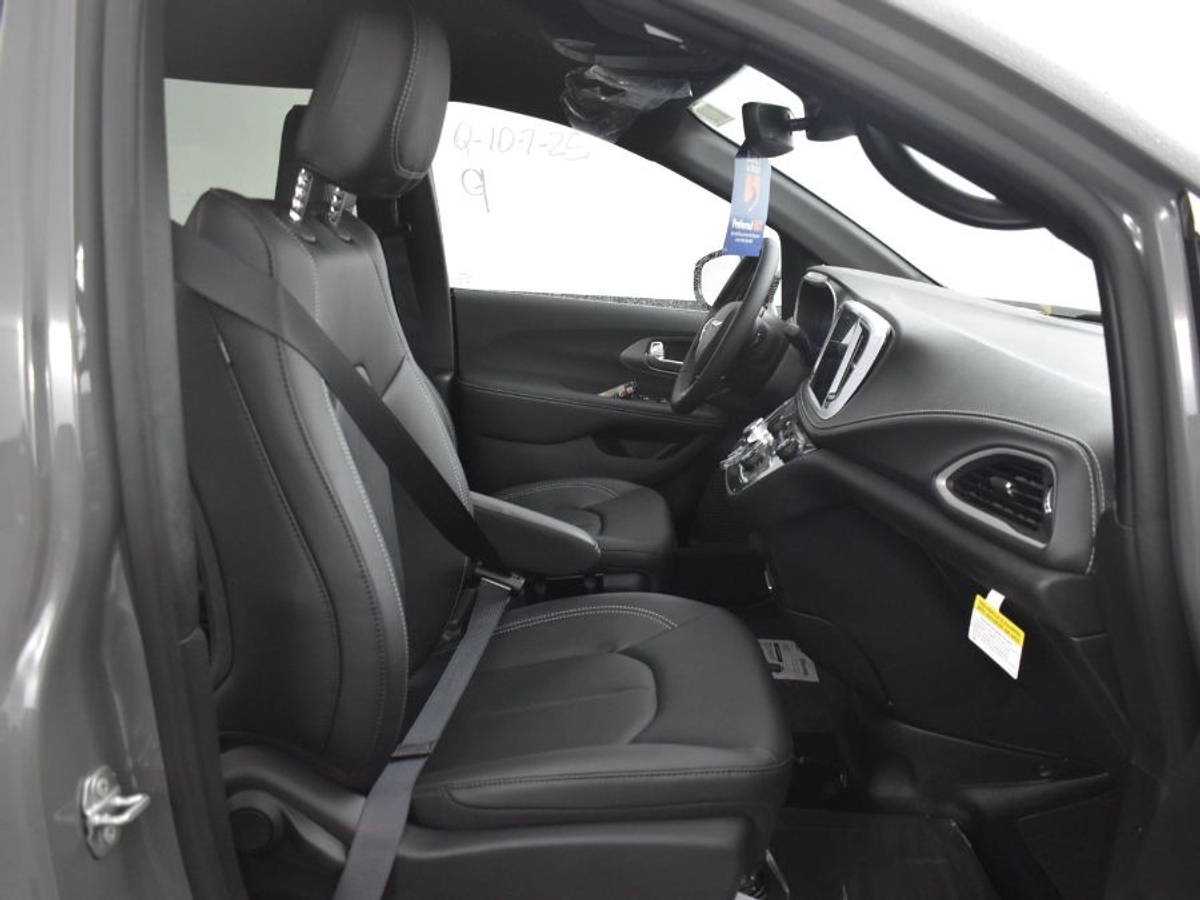 2025 CHRYSLER PACIFICA - Image 9