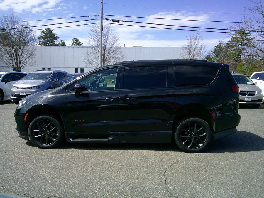 Black Chrysler Pacifica image number 5