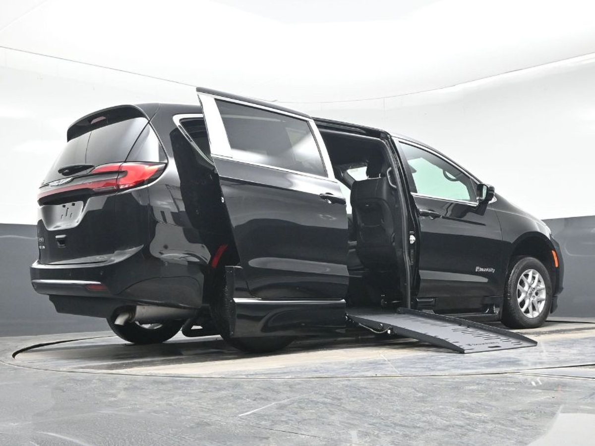 Black Chrysler Pacifica image number 21