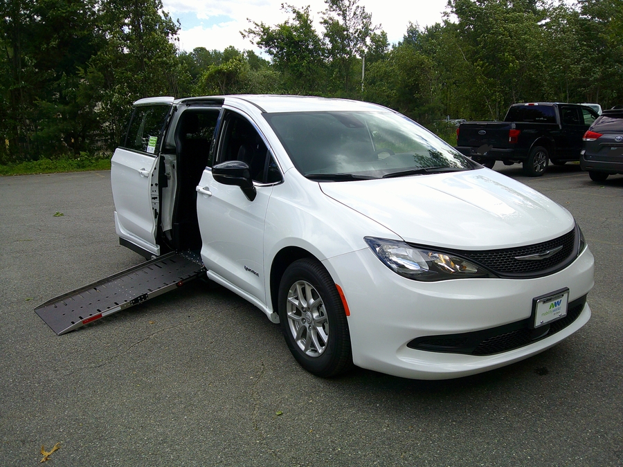 White Chrysler Voyager image number 2
