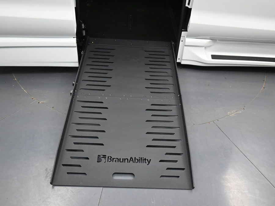 New 2025 Chrysler Pacifica Select Safety - BraunAbility Side Entry Entry Fold Out Automatic Ramp