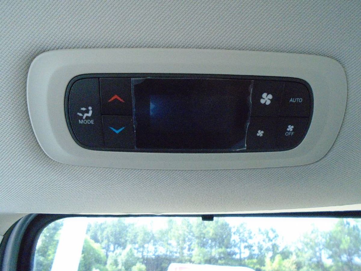 Silver Chrysler Pacifica image number 14