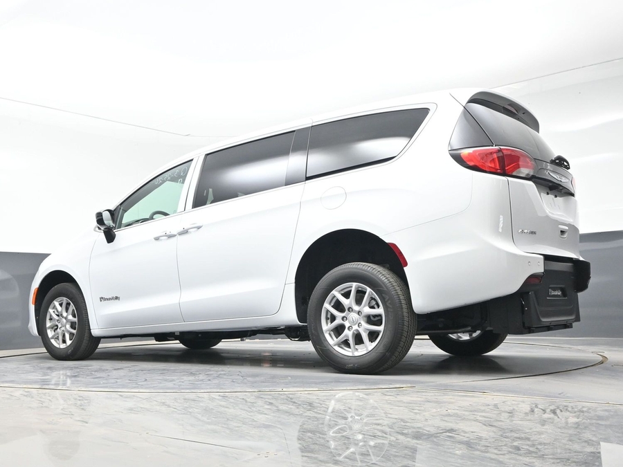 White Chrysler Voyager image number 19