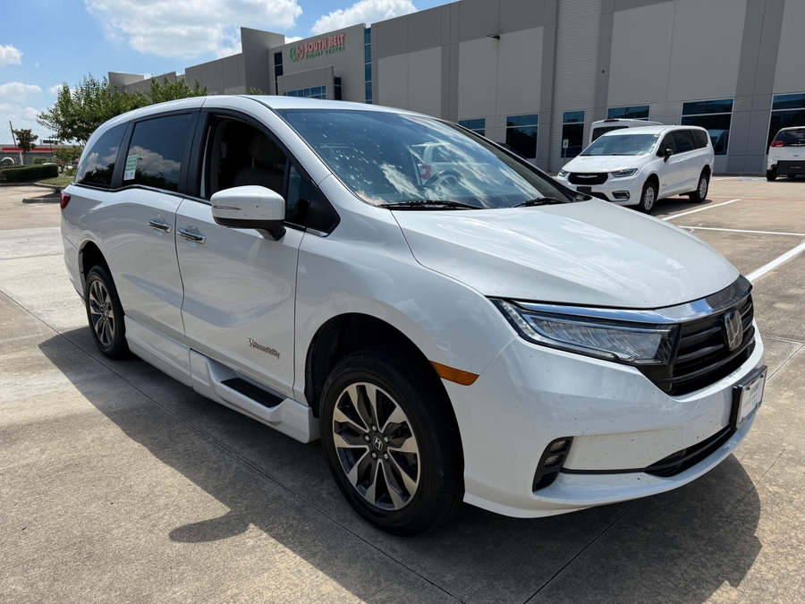 Honda Odyssey blanca con entrada lateral automática en la rampa de piso