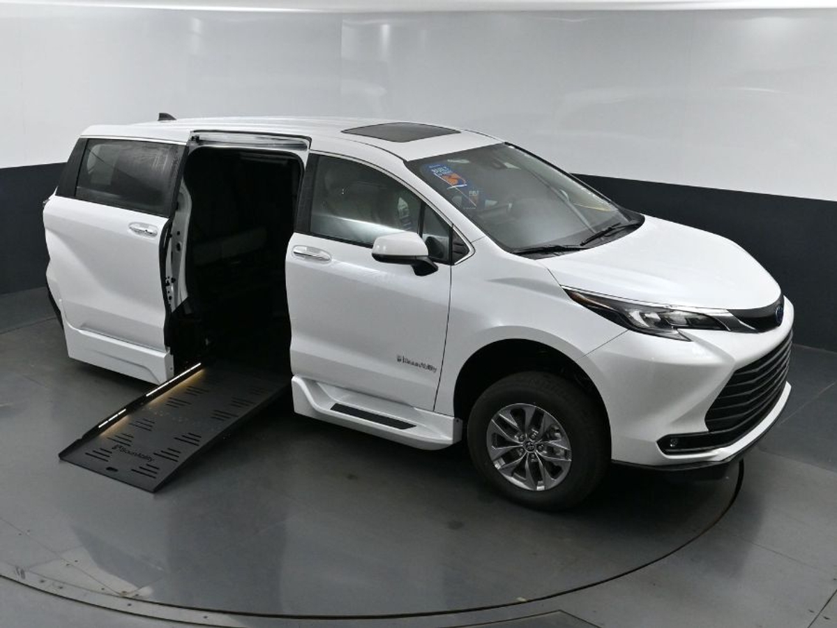 White Toyota Sienna image number 21