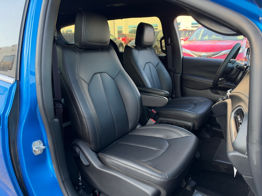 Blue Chrysler Pacifica image number 9