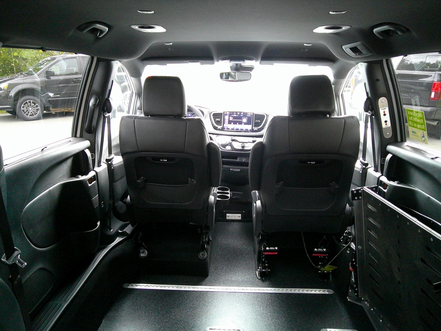 White Chrysler Pacifica image number 13