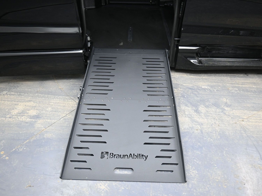 Black Chrysler Pacifica image number 25