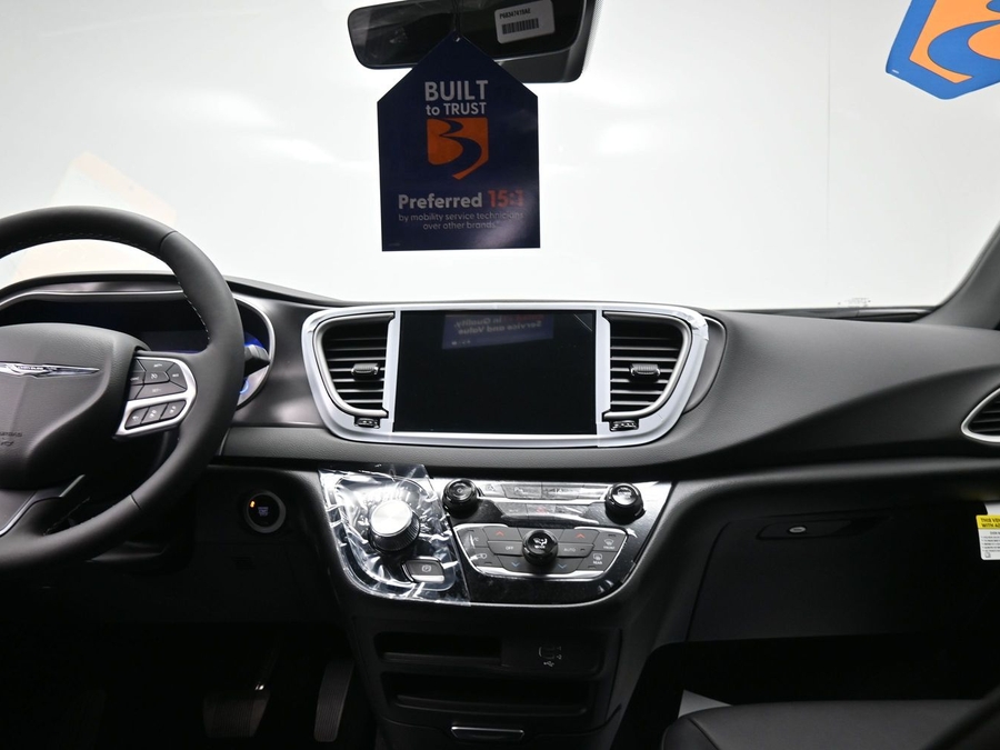 Black Chrysler Voyager image number 13