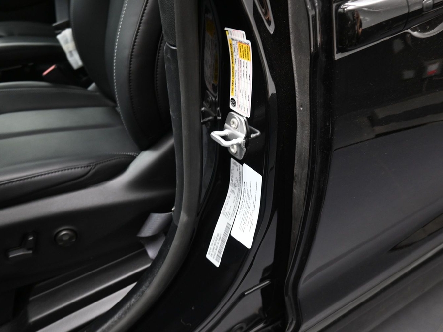 Black Chrysler Pacifica image number 11