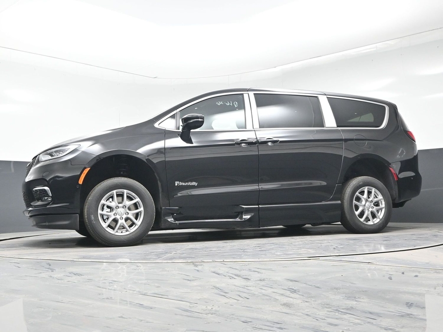 Black Chrysler Pacifica image number 19