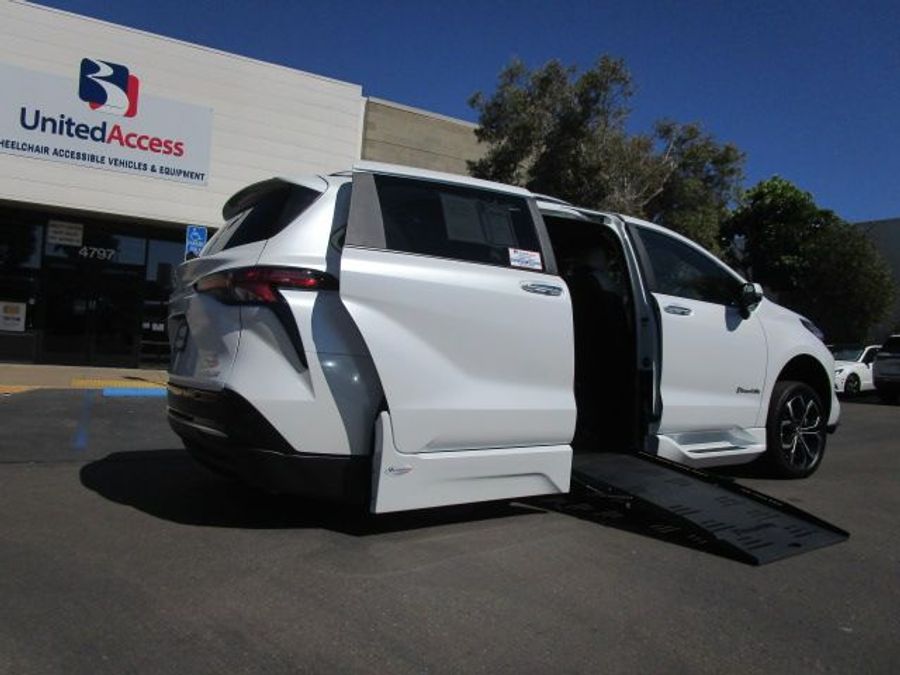 New 2025 Toyota Sienna Hybrid Platinum - BraunAbility Side Entry Entry Fold Out Automatic Ramp