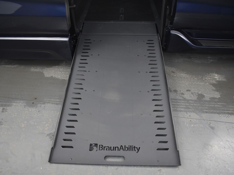 New 2025 Toyota Sienna Hybrid XLE Plus - BraunAbility Side Entry Entry In Floor Automatic Ramp