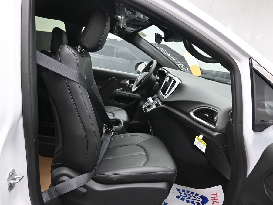 White Chrysler Voyager image number 11