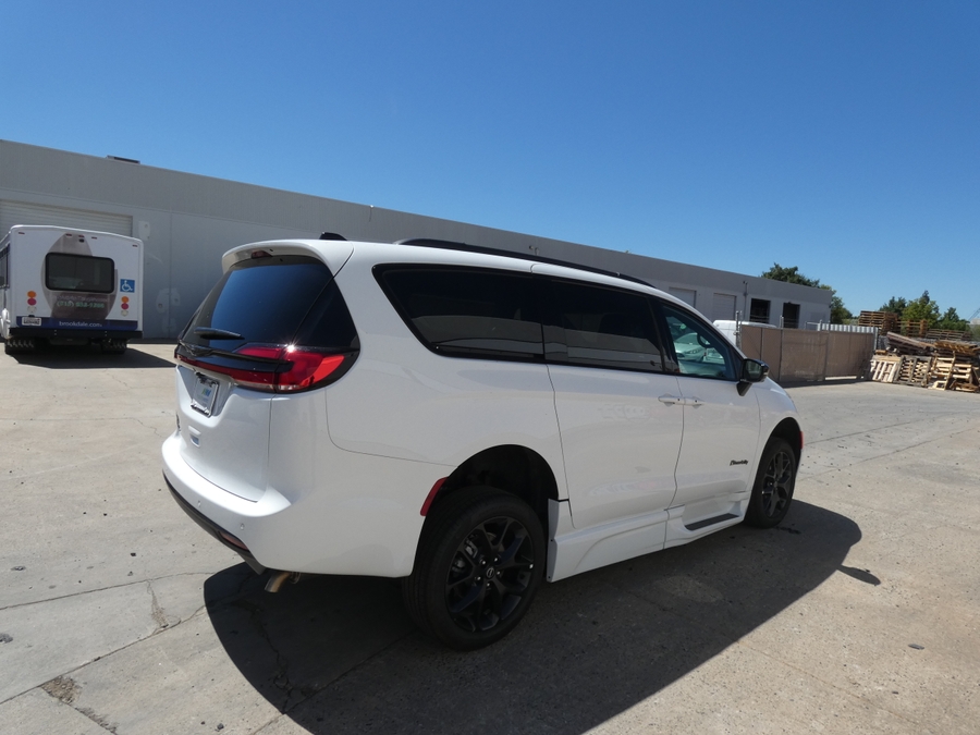 White Chrysler Pacifica image number 4