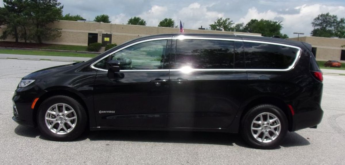 Black Chrysler Pacifica image number 3