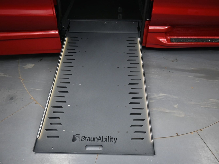 New 2026 Chrysler Pacifica Select Plus - BraunAbility Side Entry In Floor Automatic Ramp