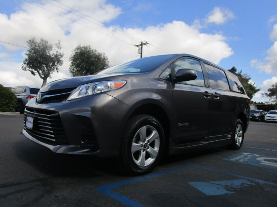 Used 2020 Toyota Sienna LE - BraunAbility Side Entry Entry Fold Out Automatic Ramp