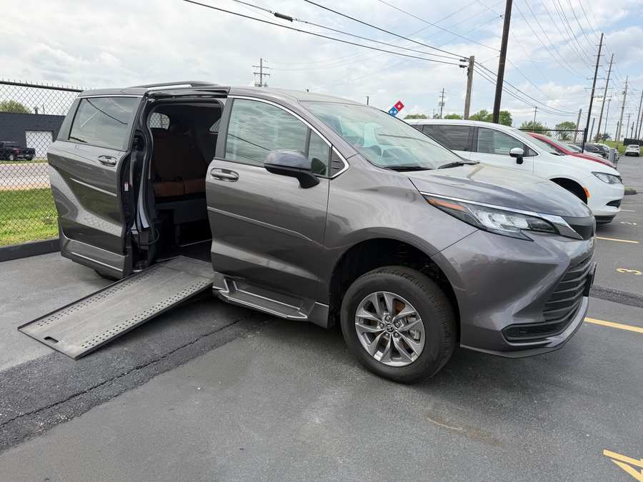 Used 2022 Toyota Sienna Hybrid LE - RLX Side Entry Entry In Floor Automatic Ramp