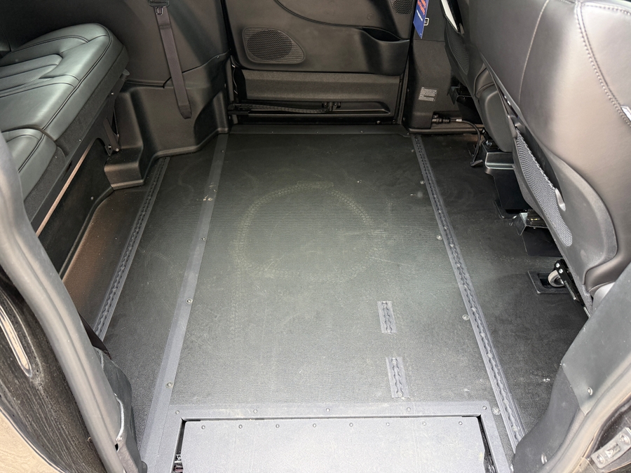 Black Chrysler Pacifica image number 10