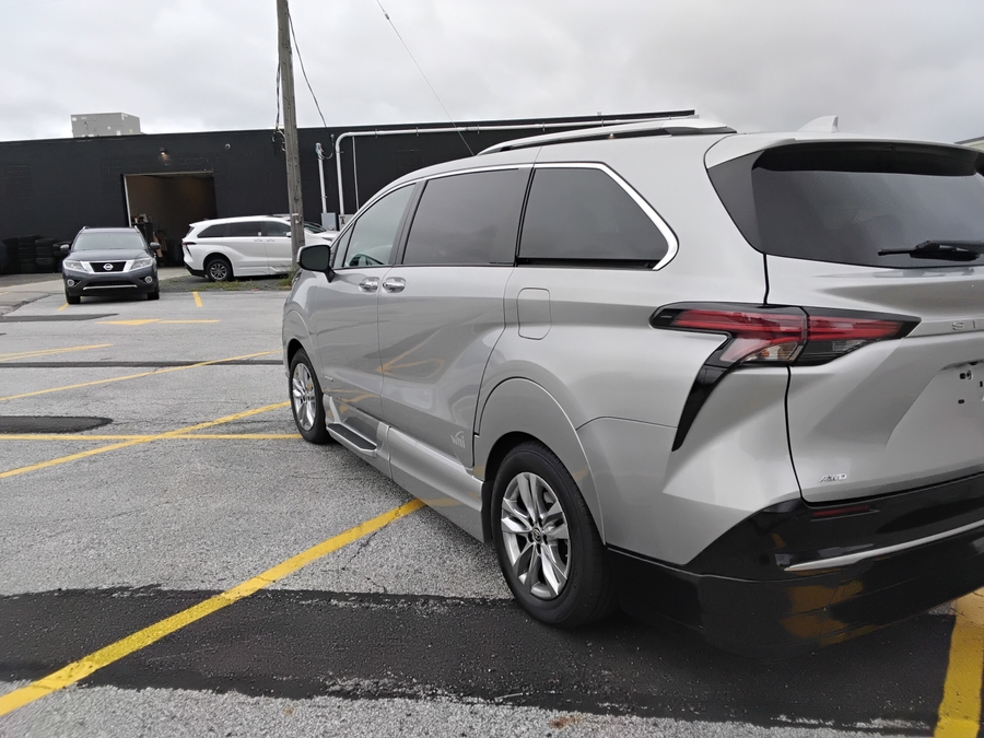 Silver Toyota Sienna image number 17