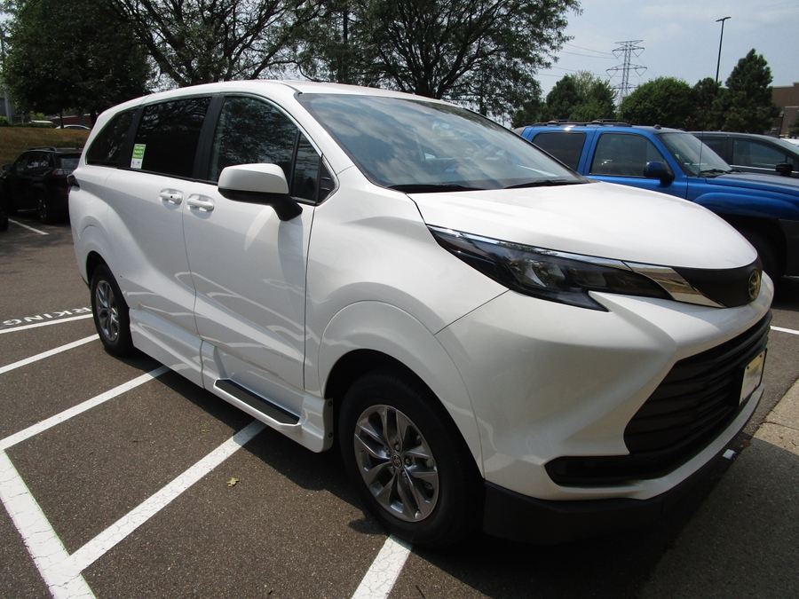 White Toyota Sienna image number 2