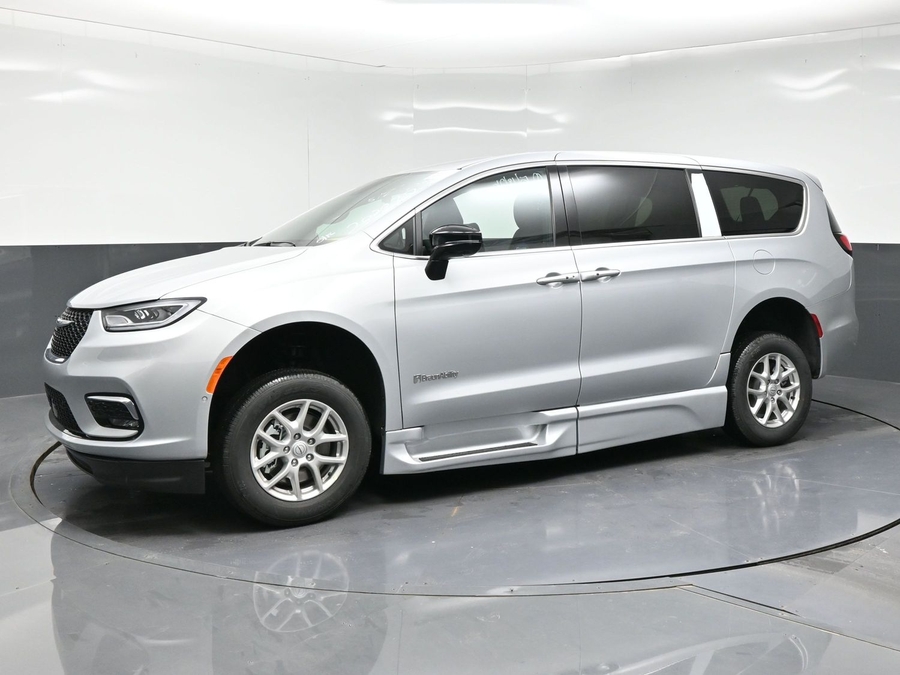 New 2026 Chrysler Pacifica Select Safety - BraunAbility Side Entry Entry Fold Out Automatic Ramp