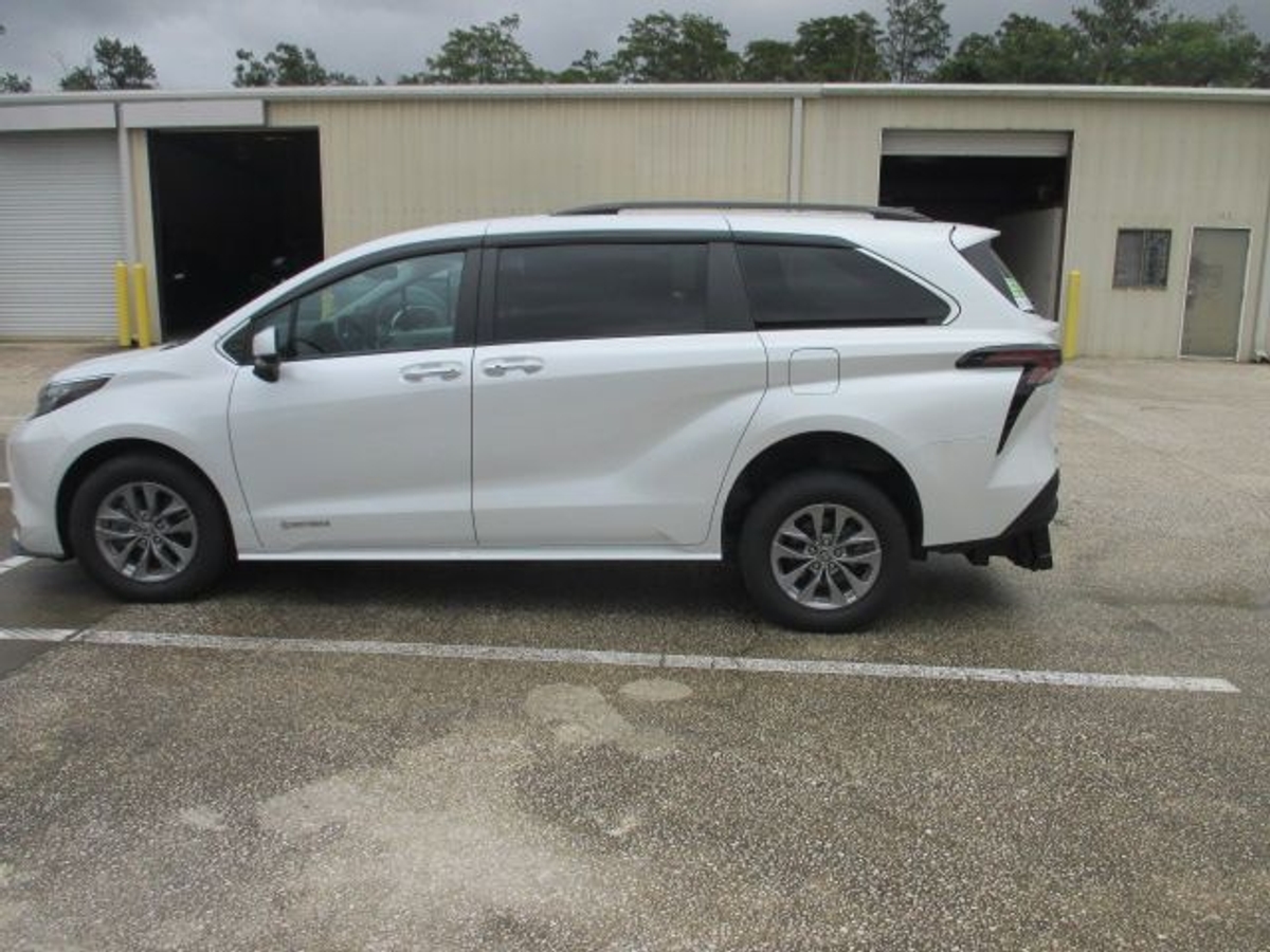 2023 TOYOTA SIENNA - Image 11