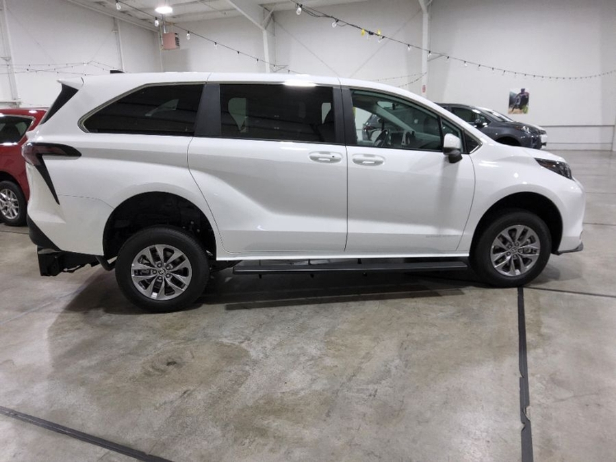 White Toyota Sienna image number 8