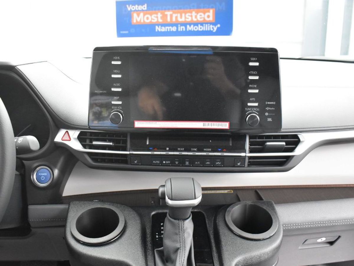 Silver Toyota Sienna image number 2