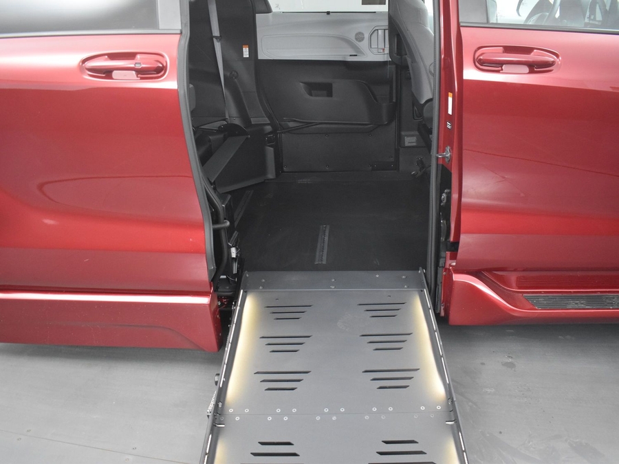New 2025 Toyota Sienna Hybrid LE - BraunAbility Side Entry Entry Fold Out Automatic Ramp